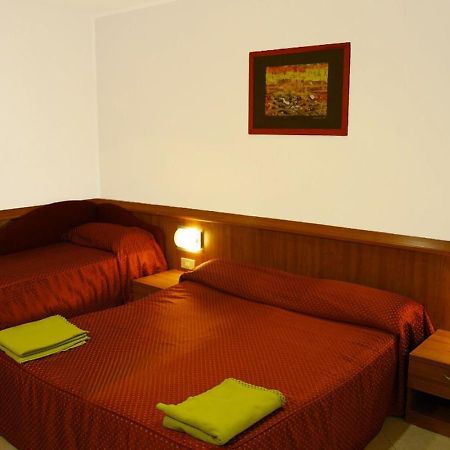 Hotel Bengasi Ріміні Екстер'єр фото
