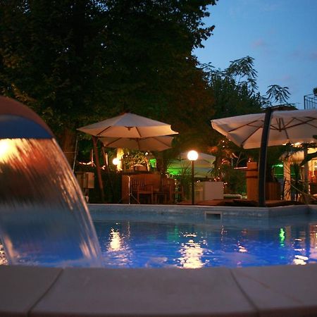 Hotel Bengasi Ріміні Екстер'єр фото