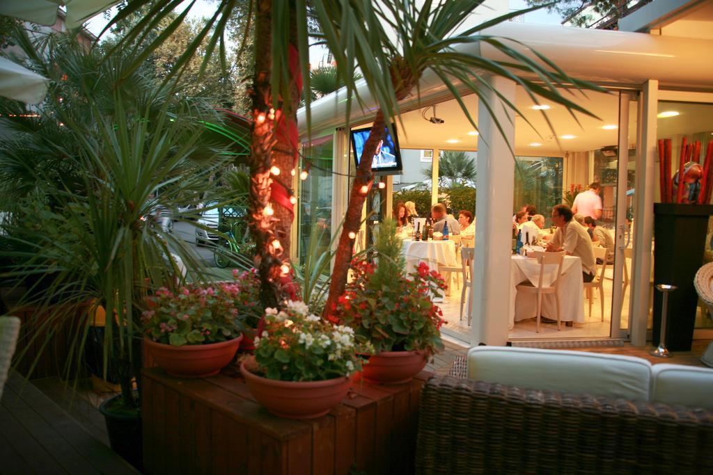 Hotel Bengasi Ріміні Екстер'єр фото