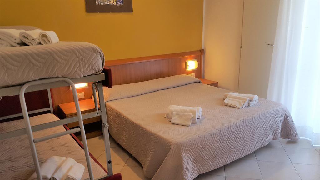 Hotel Bengasi Ріміні Екстер'єр фото