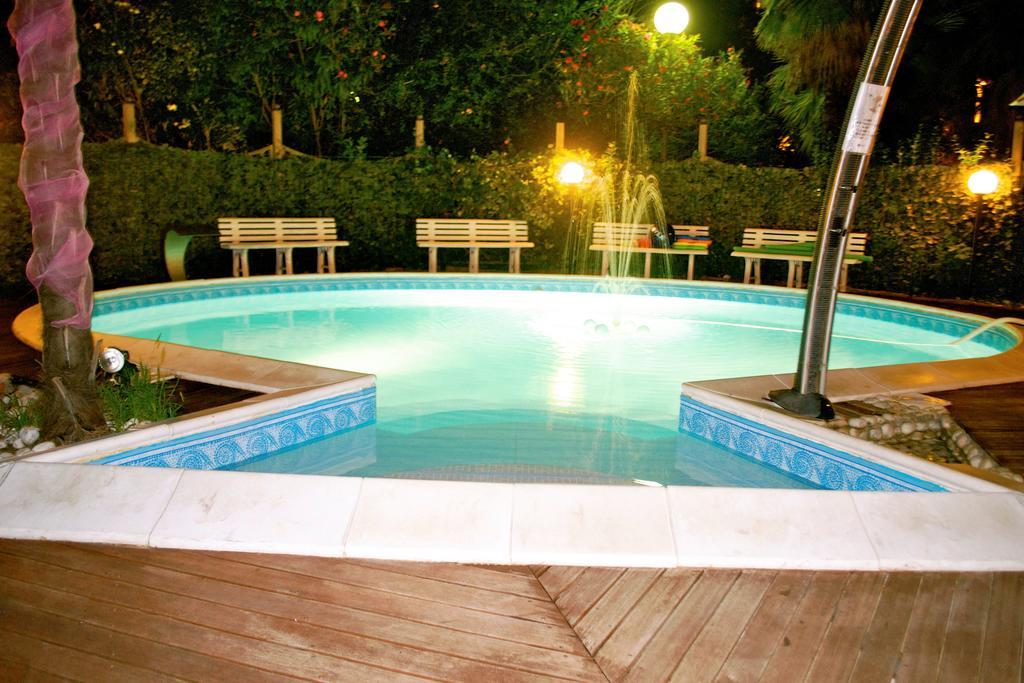 Hotel Bengasi Ріміні Екстер'єр фото
