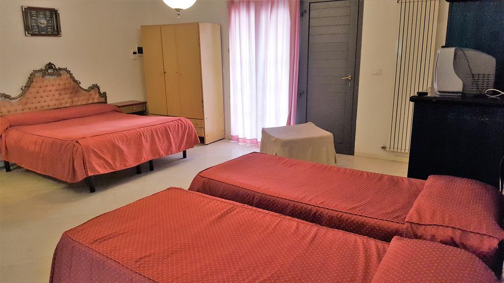 Hotel Bengasi Ріміні Екстер'єр фото