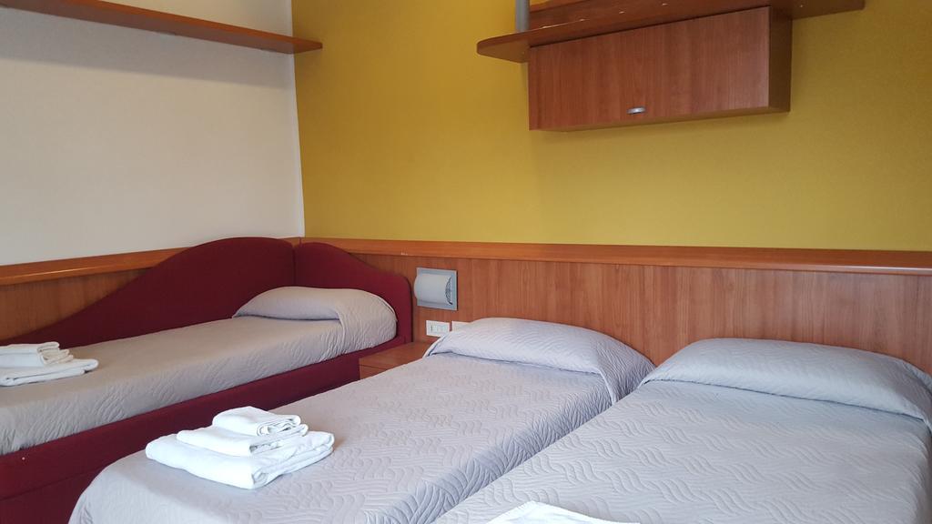 Hotel Bengasi Ріміні Екстер'єр фото