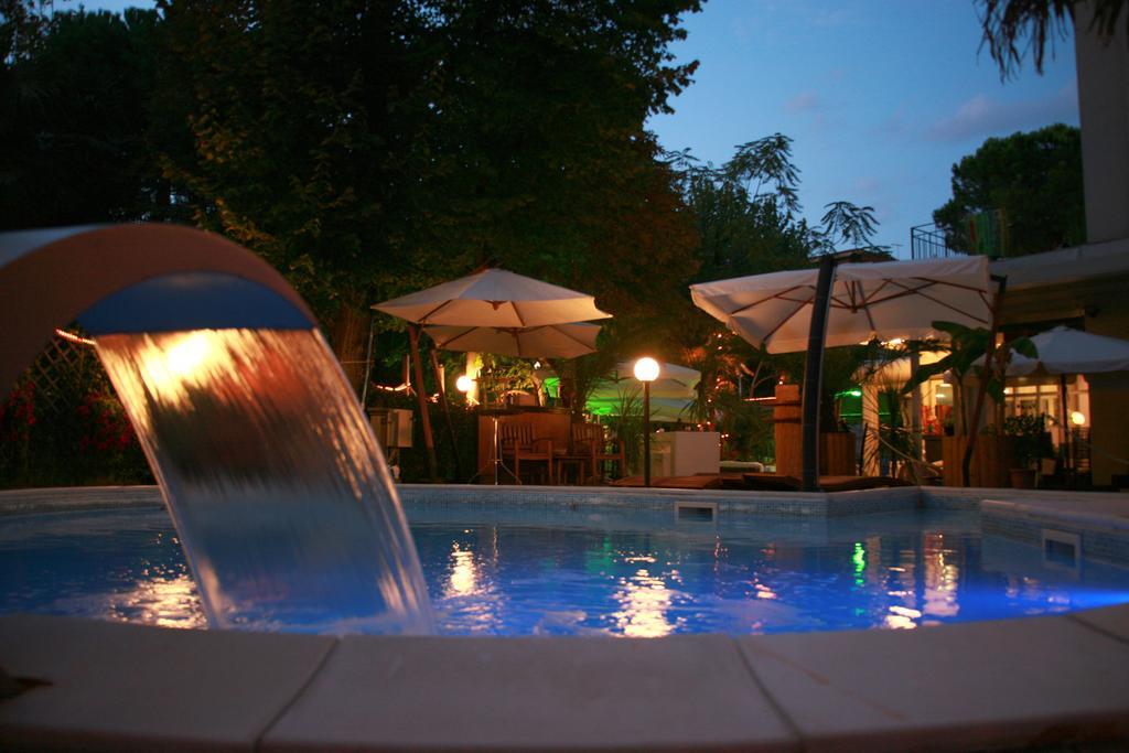 Hotel Bengasi Ріміні Екстер'єр фото