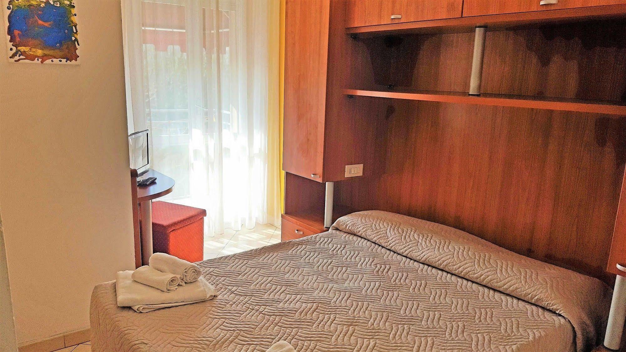 Hotel Bengasi Ріміні Екстер'єр фото