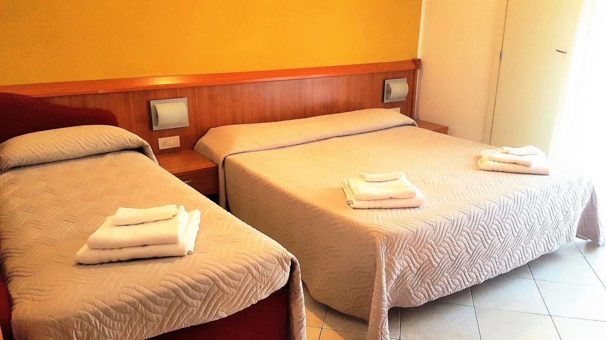 Hotel Bengasi Ріміні Екстер'єр фото