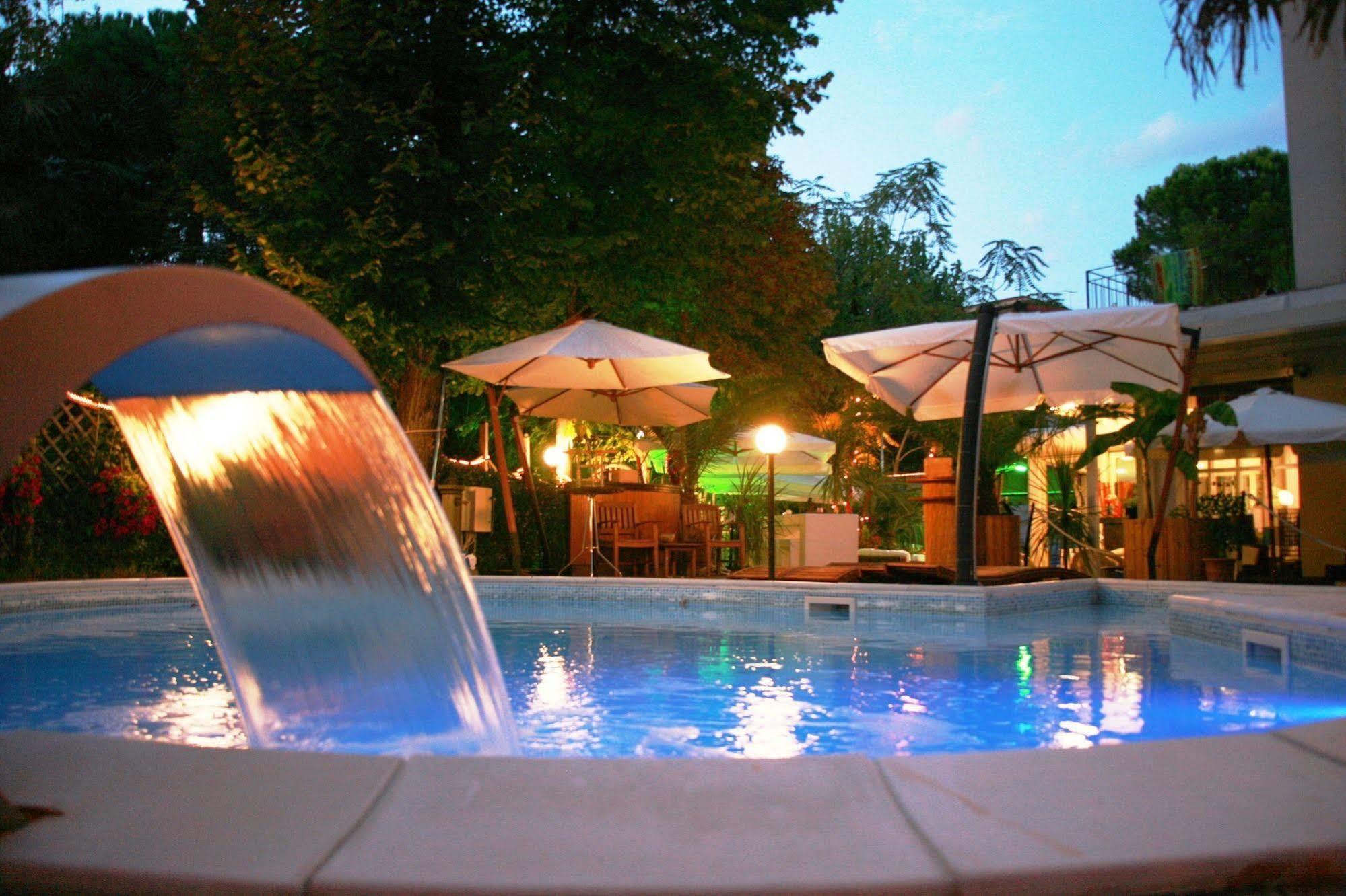 Hotel Bengasi Ріміні Екстер'єр фото