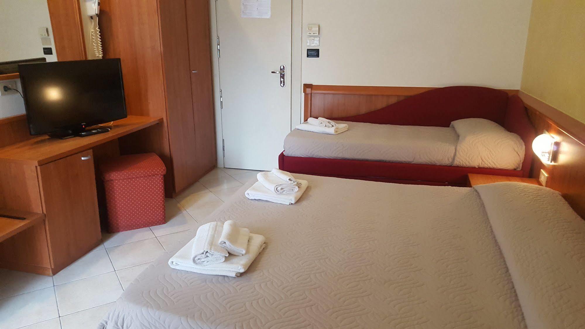 Hotel Bengasi Ріміні Екстер'єр фото